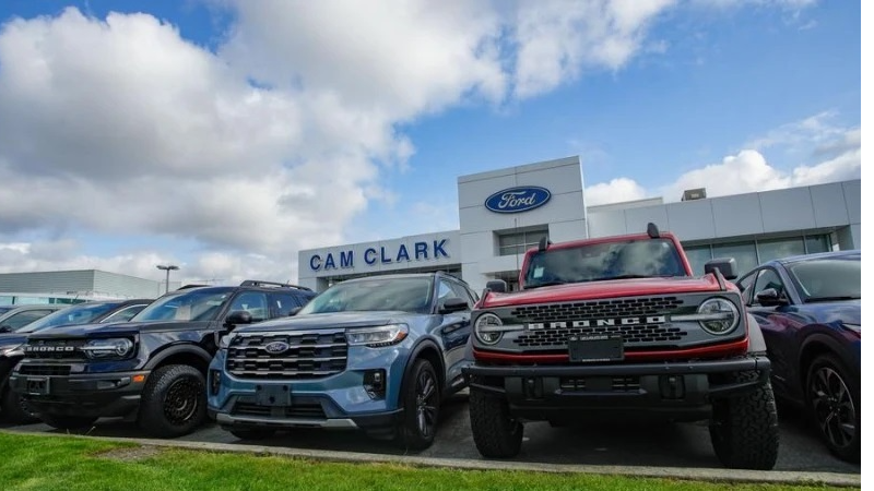 Các mẫu xe mới được trưng bày tại một đại lý ô tô ở Vancouver, tỉnh British Columbia, Canada, vào ngày 3/4/2025. (Ảnh: Tân Hoa xã).