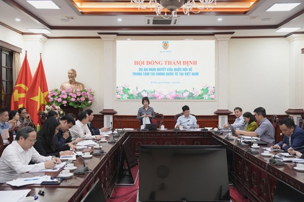 Thứ trưởng Bộ Tài chính Nguyễn Thị Bích Ngọc phát biểu tại cuộc họp thẩm định. Ảnh: MOJ