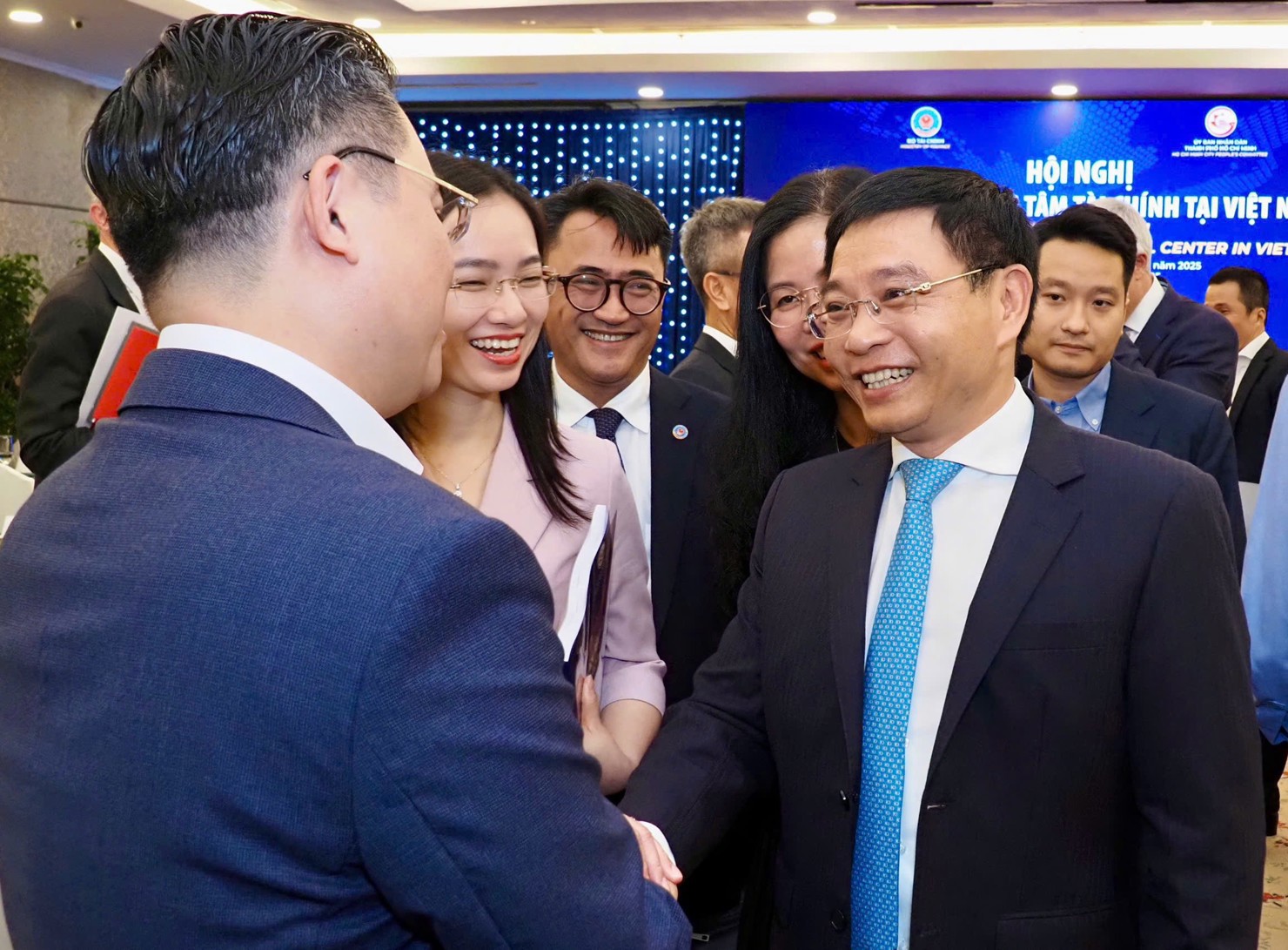 Bộ trưởng Bộ T&agrave;i ch&iacute;nh Nguyễn Văn Thắng trao đổi với c&aacute;c chuy&ecirc;n gia b&ecirc;n lề Hội nghị&nbsp;&ldquo;X&acirc;y dựng Trung t&acirc;m t&agrave;i ch&iacute;nh tại Việt Nam&rdquo; do Bộ T&agrave;i ch&iacute;nh v&agrave; UBND TP. Hồ Ch&iacute; Minh vừa tổ chức. Ảnh: L&ecirc; Thu