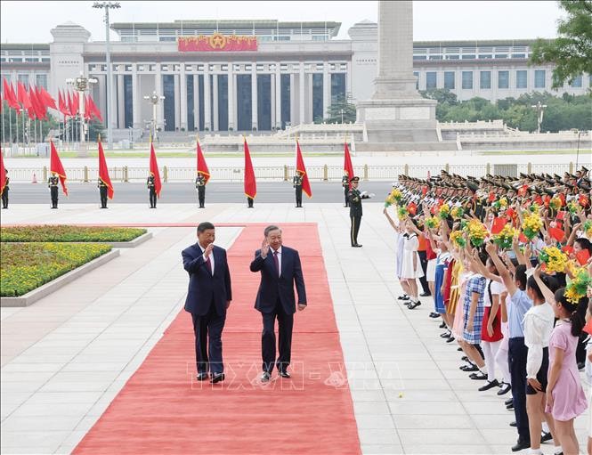 Tổng B&iacute; thư, Chủ tịch nước T&ocirc; L&acirc;m v&agrave; Tổng B&iacute; thư, Chủ tịch nước Trung Quốc Tập Cận B&igrave;nh vẫy tay ch&agrave;o c&aacute;c ch&aacute;u thiếu nhi trong chuyến thăm cấp Nh&agrave; nước tới Trung Quốc từ ng&agrave;y 18 đến 20-8-2024. Ảnh: Tr&iacute; Dũng/TTXVN.