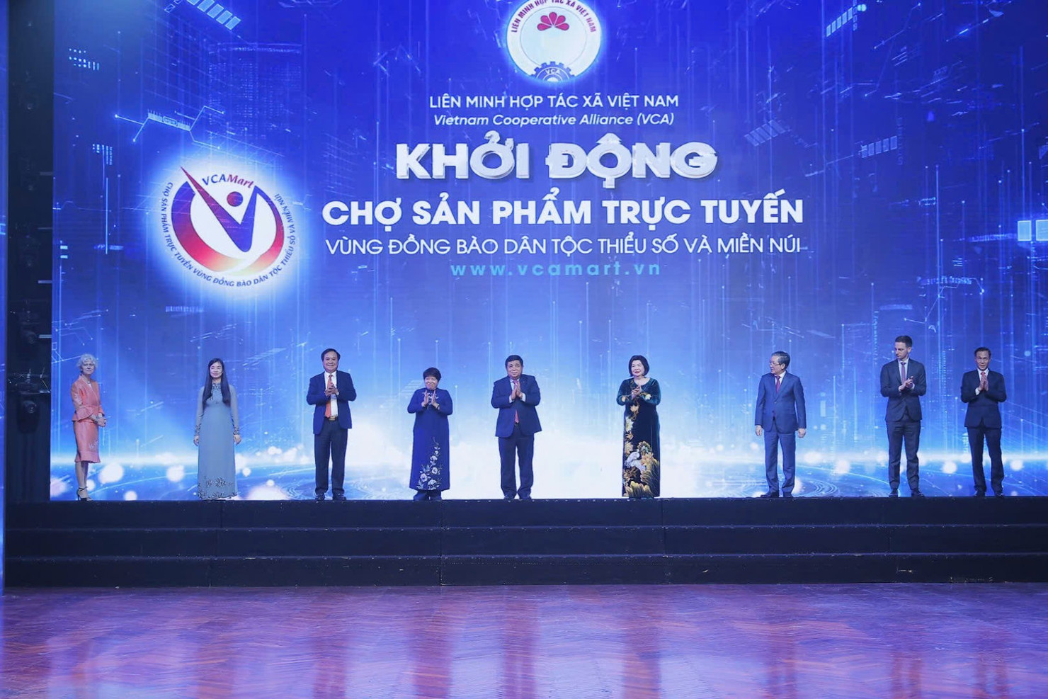 Các đại biểu khởi động Chợ sản phẩm trực tuyến vùng đồng bào dân tộc thiểu số và miền núi
