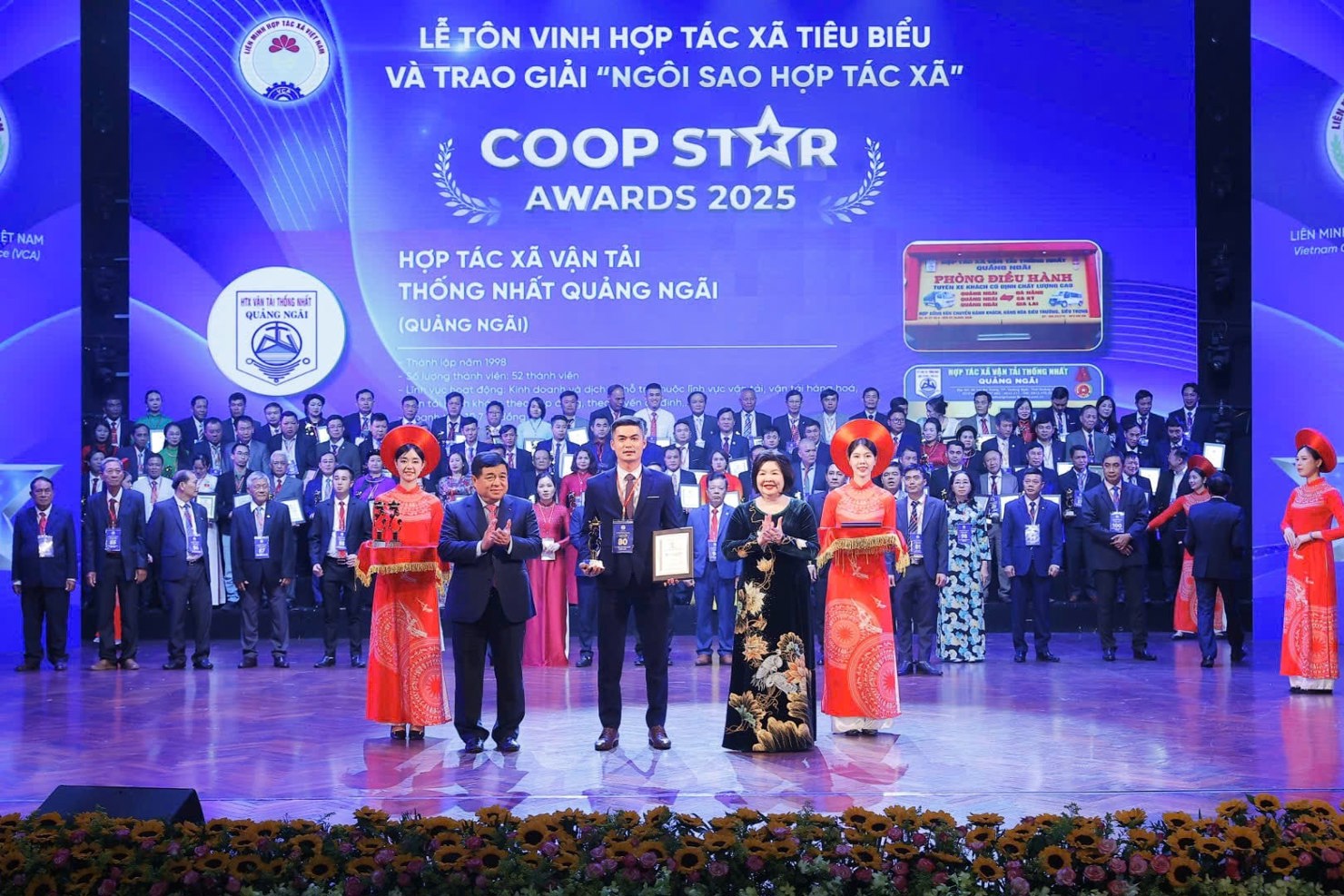 Trao giải thưởng cho các HTX tiêu biểu