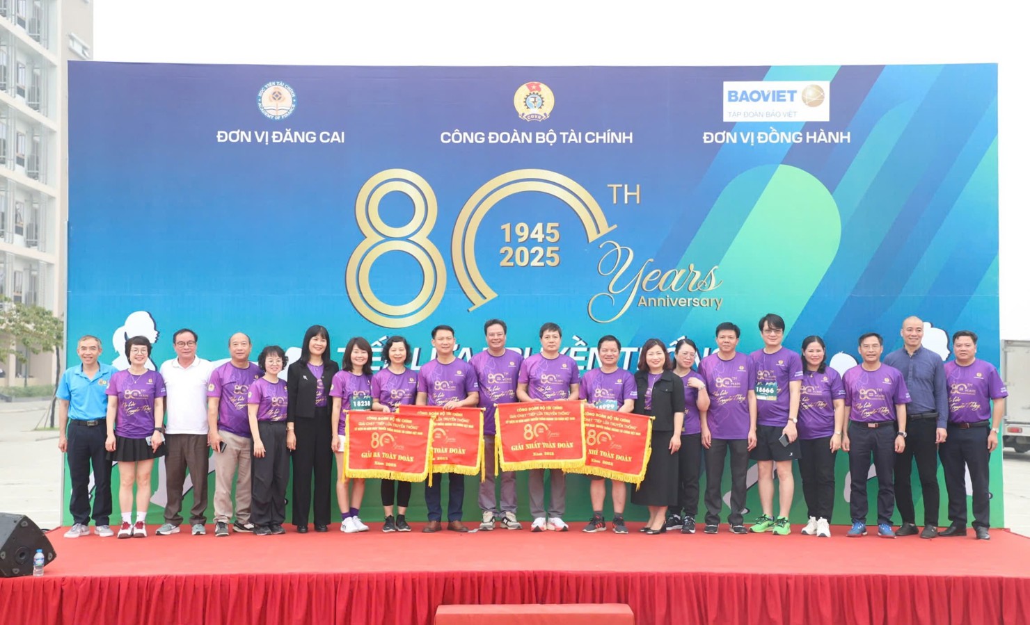 Ban Tổ chức trao các giải toàn đoàn cho các công đoàn tham gia nhiệt tình trong Giải chạy “Tiếp lửa truyền thống”.
