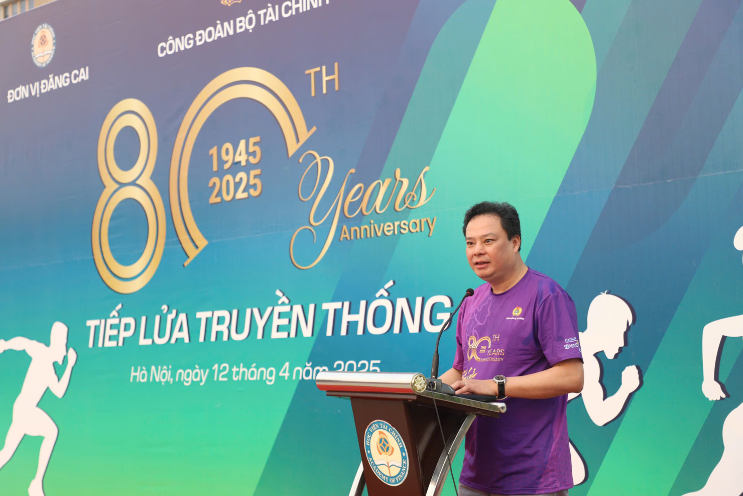 Ông Đỗ Văn Trường – Phó Bí thư Đảng ủy Bộ Tài chính phát biểu khai mạc Giải chạy.