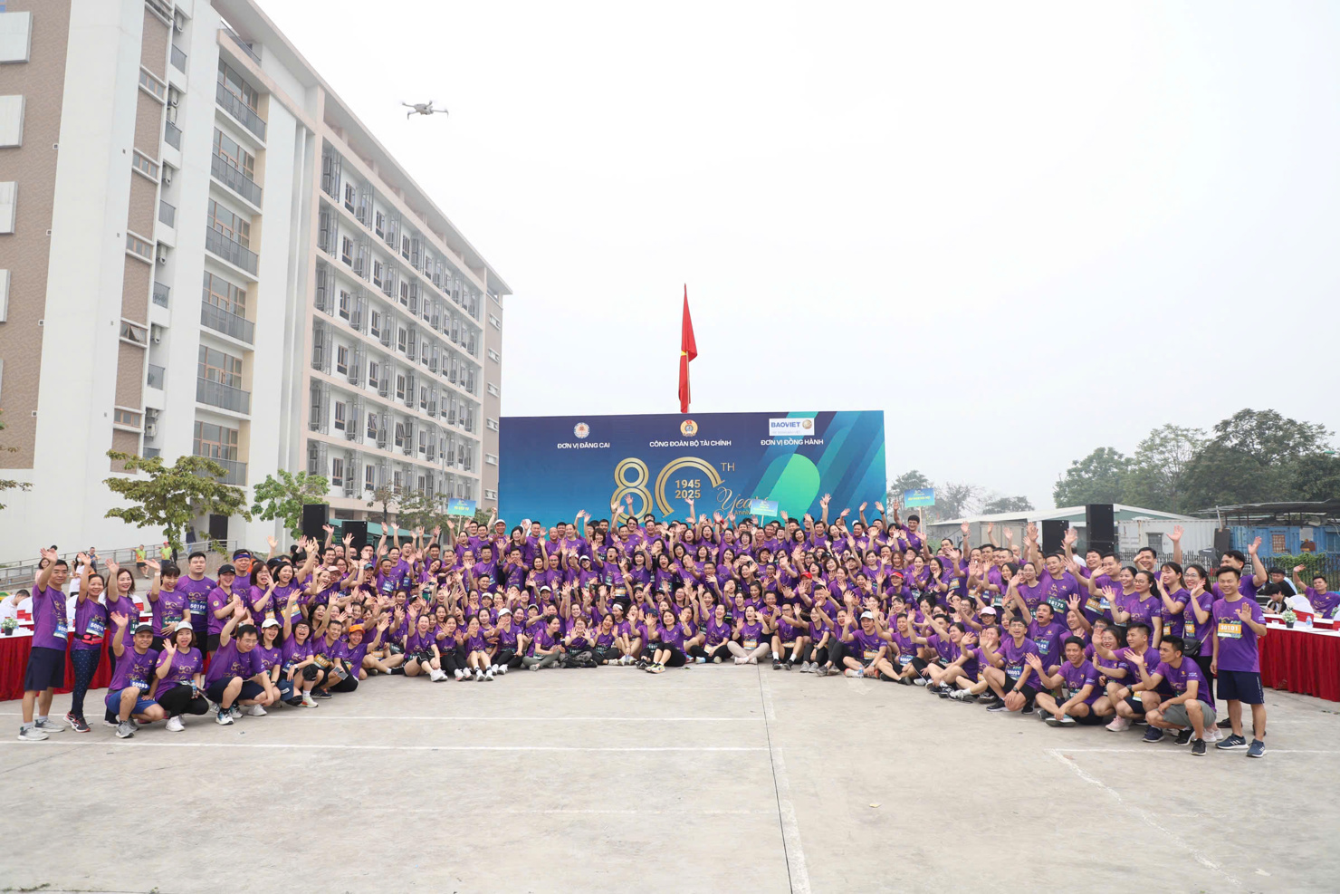 Gần 600 vận động viên tham gia Giải chạy “Tiếp lửa truyền thống” chào mừng 80 năm ngành Tài chính Việt Nam.