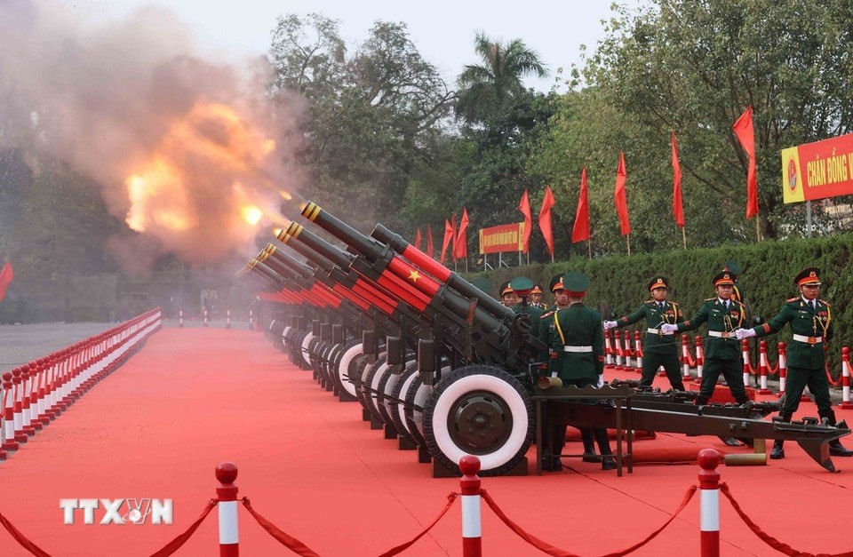 Nghi thức bắn 21 loạt đại bác chào mừng Tổng Bí thư, Chủ tịch nước Trung Quốc Tập Cận Bình thăm cấp Nhà nước tới Việt Nam. Ảnh: TTXVN .