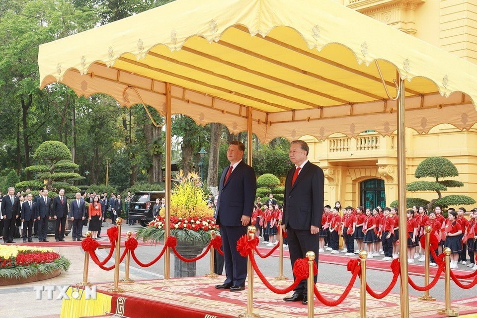 Tổng Bí thư Tô Lâm và Tổng Bí thư, Chủ tịch nước Trung Quốc Tập Cận Bình trên bục danh dự, nghe quân nhạc cử Quốc thiều hai nước. Ảnh: TTXVN.