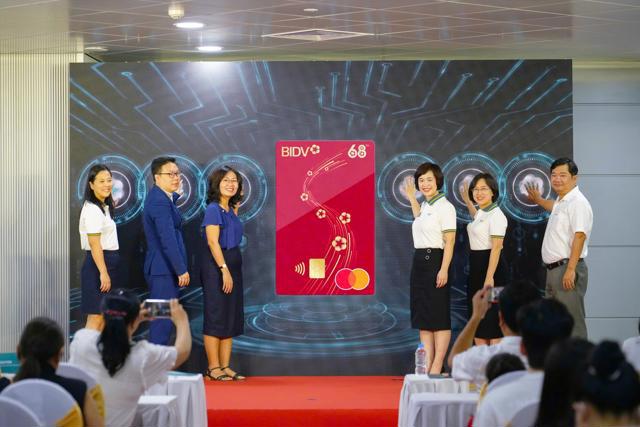 Đại diện L&atilde;nh đạo BIDV, Mastercard v&agrave; Metro kickoff ra mắt chiến dịch v&agrave; bộ thẻ BIDV 68. Ảnh: BIDV