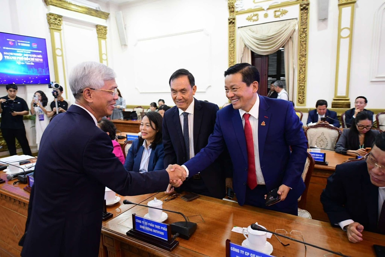Ông Võ Văn Hoan - Phó Chủ tịch UBND TP. Hồ Chí Minh chúc mừng các doanh nghiệp tiêu biểu. Ảnh: Quang Định