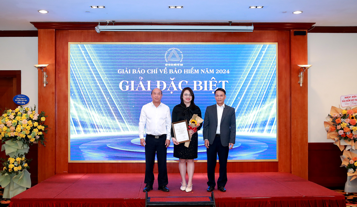 Ông Nguyễn Quang Huyền - Phó Cục trưởng Cục Quản lý, giám sát bảo hiểm (Bộ Tài chính) trao giải cho tác giả đạt Giải đặc biệt.