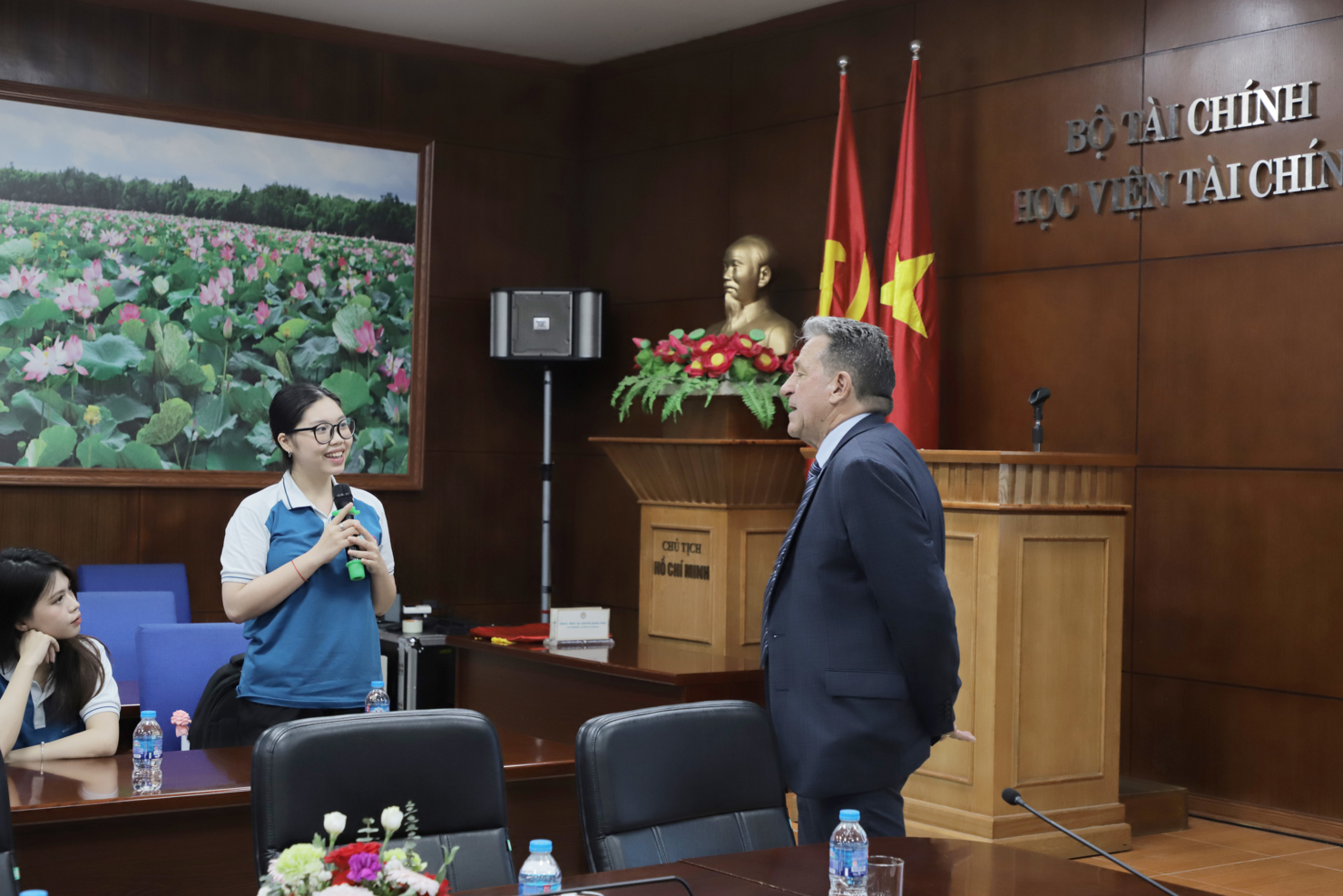 TS. Jeff Stangl trao đổi với sinh vi&ecirc;n Học viện T&agrave;i ch&iacute;nh.