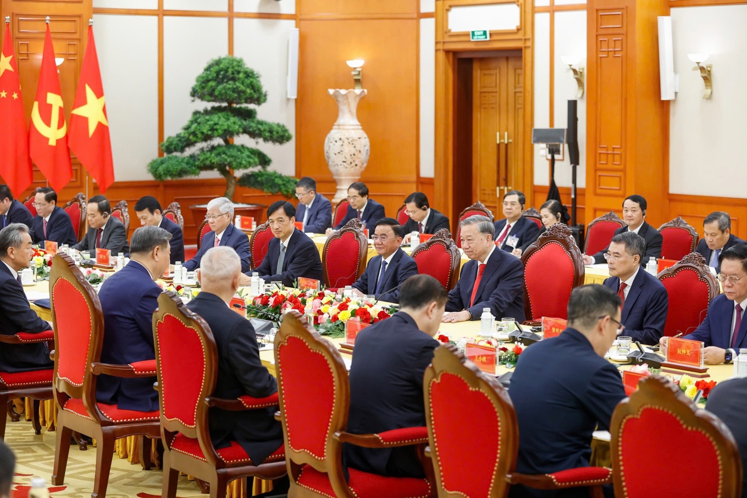 Trong bầu không khí thân tình, hữu nghị, chân thành, thẳng thắn, hai nhà lãnh đạo đã đi sâu trao đổi về tình hình mỗi Đảng, mỗi nước, quan hệ hai Đảng, hai nước và những vấn đề khu vực, quốc tế cùng quan tâm - Ảnh: VGP/Nhật Bắc. 