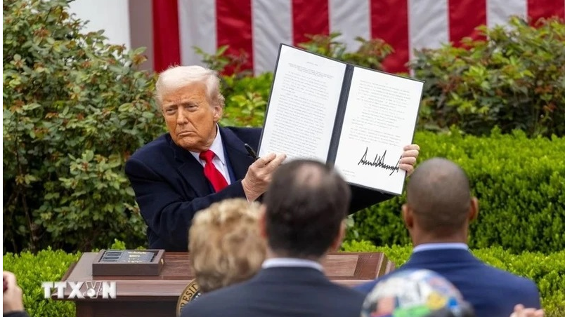 Tổng thống Mỹ Donald Trump ký sắc lệnh tại Nhà Trắng ngày 2/4/2025. (Ảnh: THX/TTXVN)