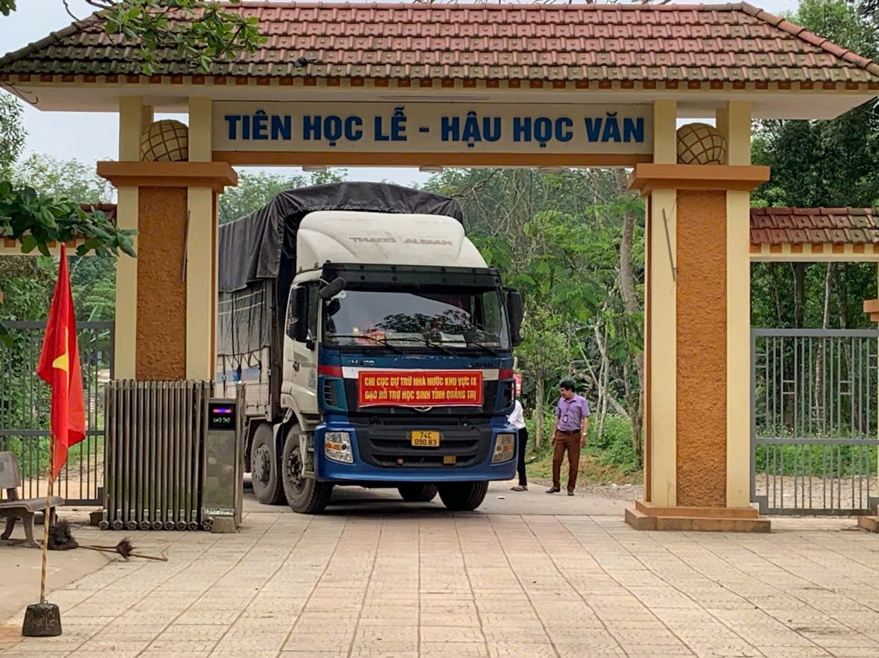Chi cục DTNN khu vực IX vận chuyển gạo hỗ trợ học sinh tỉnh Quảng Trị.