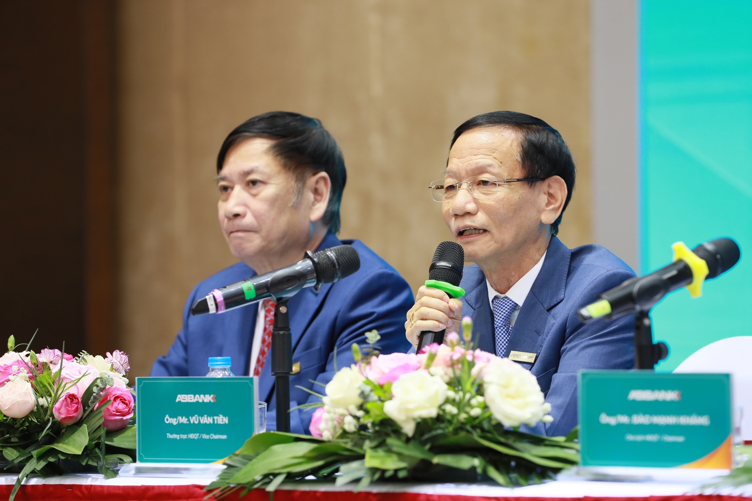 &Ocirc;ng Vũ Văn Tiền - Ph&oacute; Chủ tịch HĐQT, Th&agrave;nh vi&ecirc;n thường trực trả lời &yacute; kiến của cổ đ&ocirc;ng tại đại hội.