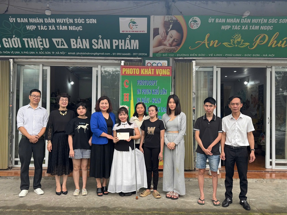 Bà Lê Thị Tường Thu - Chủ tịch Công đoàn Bộ Tài chính trao quả tặng tại nhóm bảo trợ Hợp tác xã Tâm Ngọc tại huyện Sóc Sơn, TP. Hà Nội.