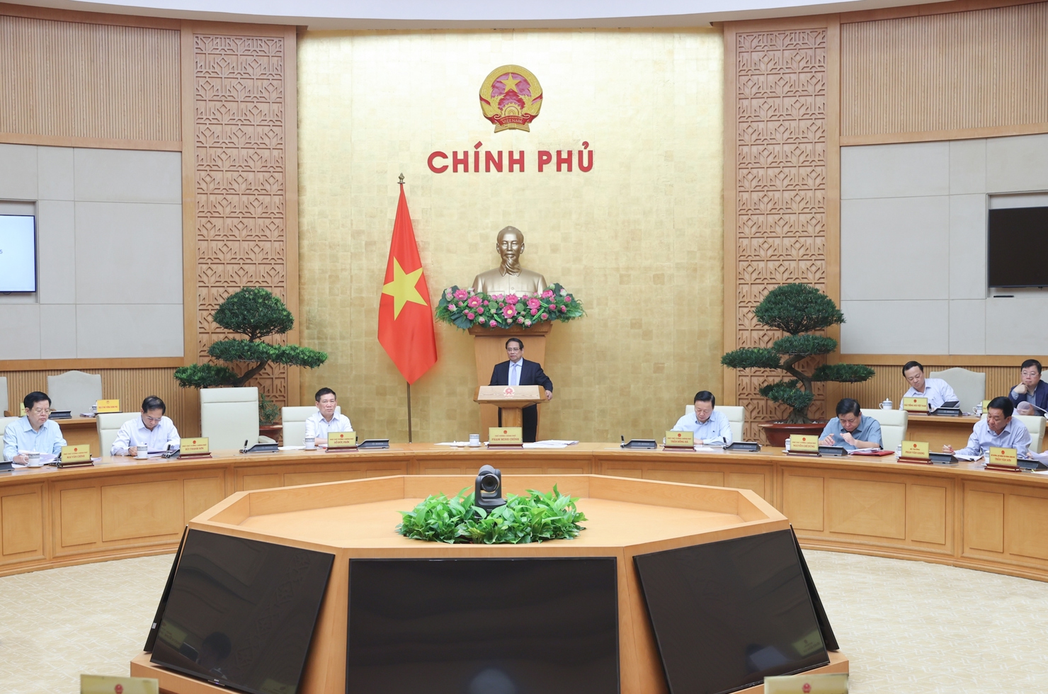 Thủ tướng nhấn mạnh yêu cầu tháo gỡ vướng mắc, tạo thuận lợi cho doanh nghiệp. Ảnh: VGP