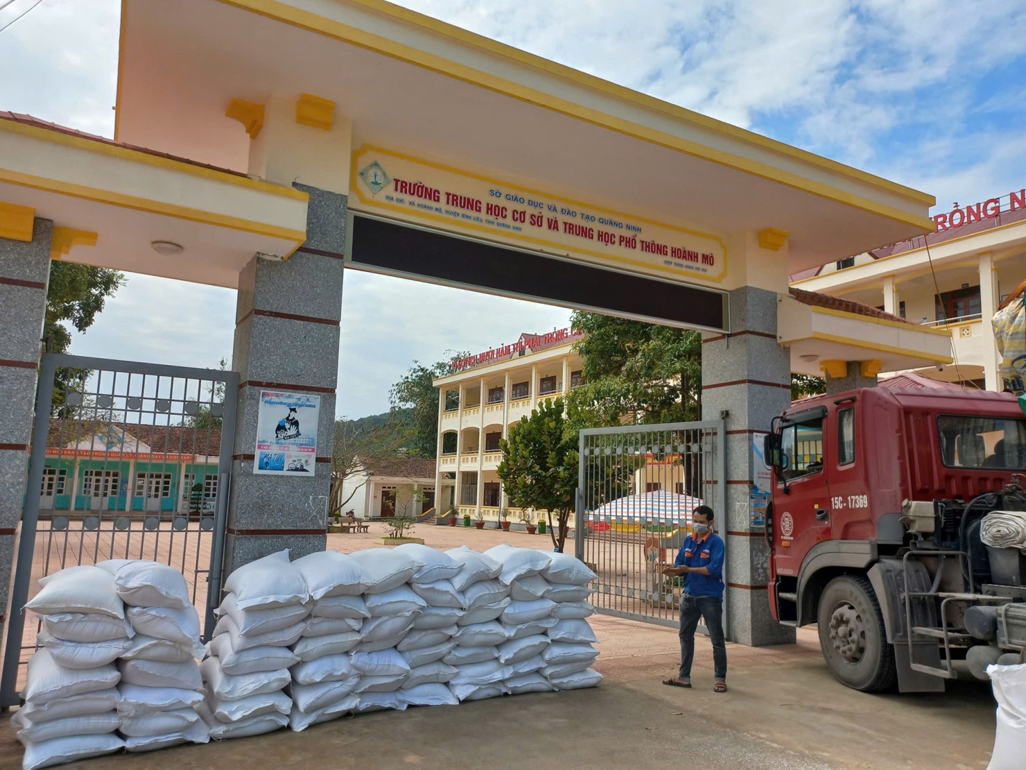 Chi cục Dự trữ Nhà nước khu vực III thực hiện giao nhận gạo tại huyện Bình Liêu, Quảng Ninh. Ảnh do Chi cục cung cấp.