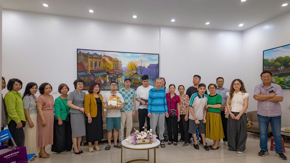 Lãnh đạo Công đoàn Bộ Tài chính trao quà tặng cho nhóm Câu lạc bộ người tự kỷ.