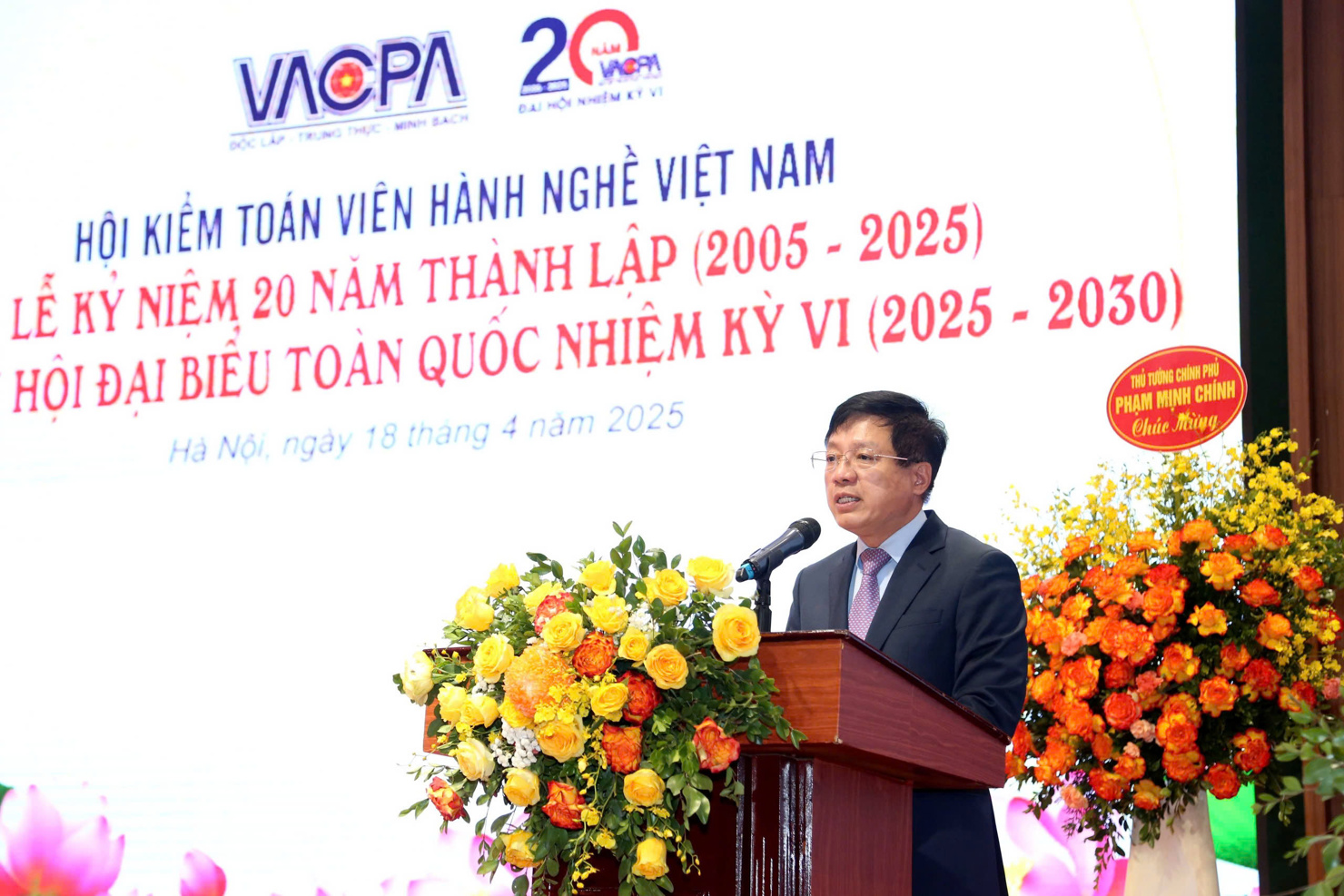 Thứ trưởng Hồ Sỹ Hùng chúc mừng những kết quả VACPA đã đạt được.