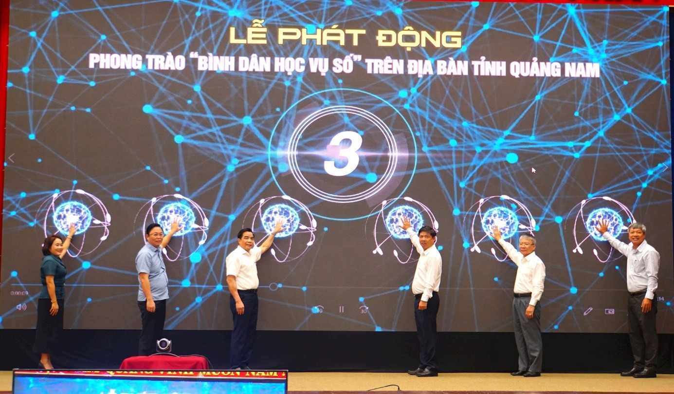 Lãnh đạo Quảng Nam bấm nút phát động phong trào Bình dân học vụ số.