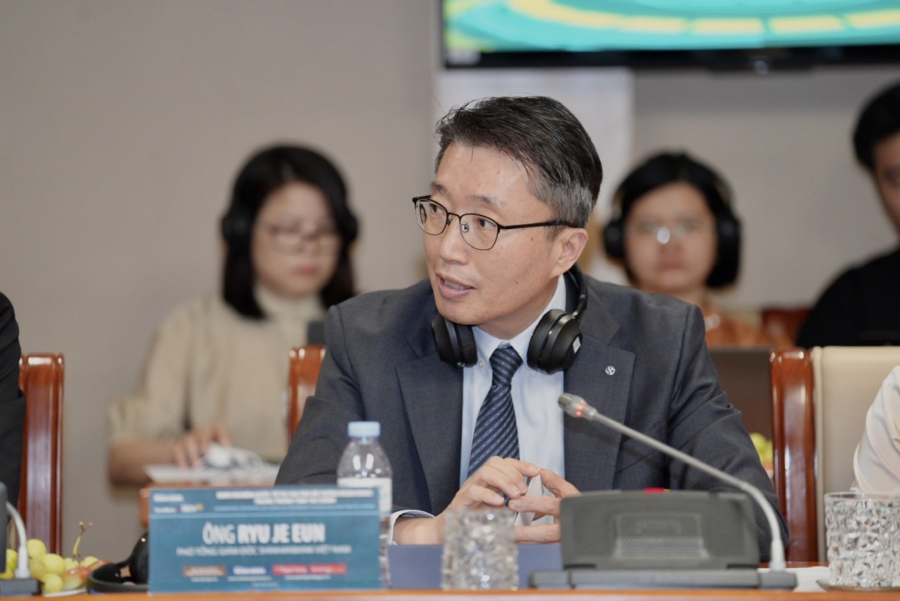 Ông Ryu Je Eun.