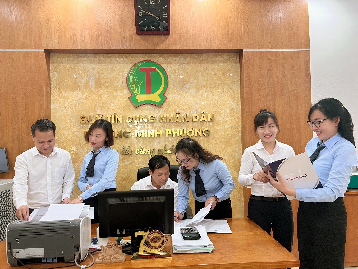 C&aacute;c c&aacute;n bộ chi nh&aacute;nh Co-opBank đang tư vấn, hỗ trợ QTDND phường Minh Phương, Việt Tr&igrave;, Ph&uacute; Thọ. Ảnh:&nbsp;Co-opBank&nbsp;