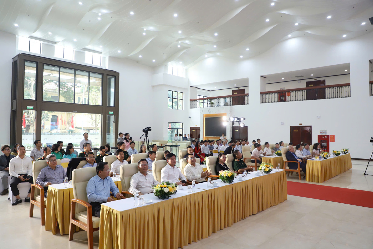 Các đại biểu tham dự Lễ Khởi công, khánh thành các công trình, dự án trọng điểm quốc gia và các công trình lớn tại điểm cầu Bộ Tài chính (Hà Nội).