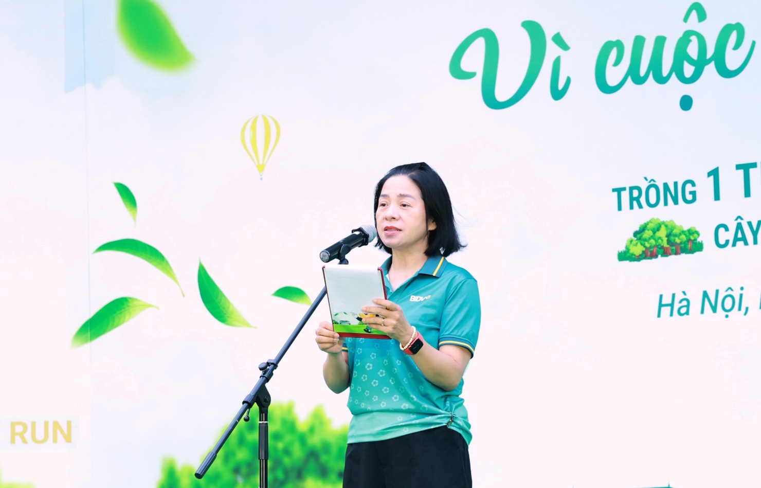 B&agrave; Vũ Thị Nga - Ph&oacute; Chủ tịch thường trực C&ocirc;ng đo&agrave;n BIDV - ph&aacute;t biểu tại Lễ ph&aacute;t động chương tr&igrave;nh &ldquo;BIDV RUN - V&igrave; cuộc sống Xanh&rdquo; năm 2025