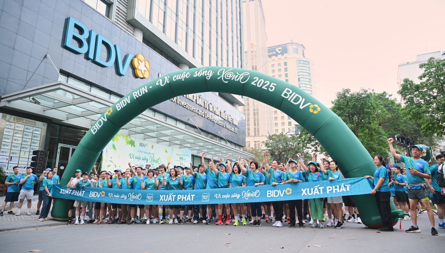C&aacute;c vận động vi&ecirc;n tham gia chương tr&igrave;nh &ldquo;BIDV RUN - V&igrave; cuộc sống Xanh&rdquo; năm 2025