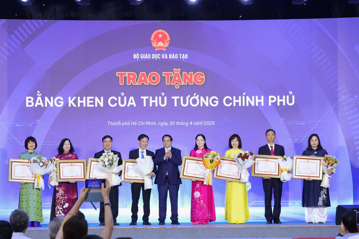Thủ tướng Chính phủ trao tặng Bằng khen cho các cá nhân, tập thể đạt thành tích xuất sắc.