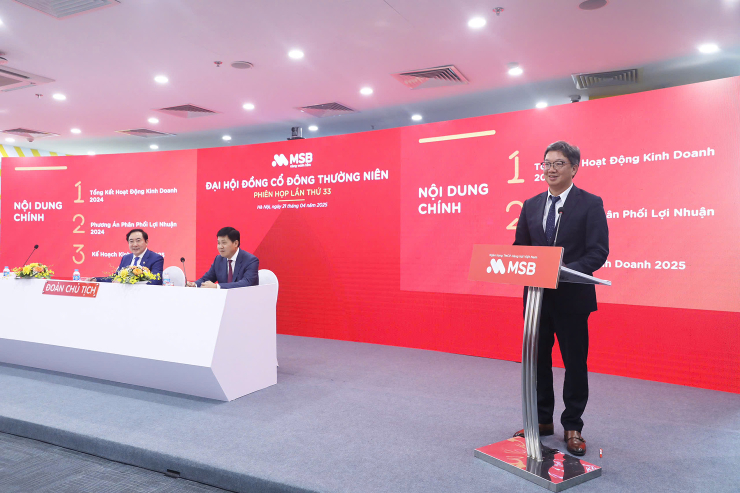 Tổng Giám đốc Nguyễn Hoàng Linh trình bày báo cáo tại ĐHĐCĐ.
