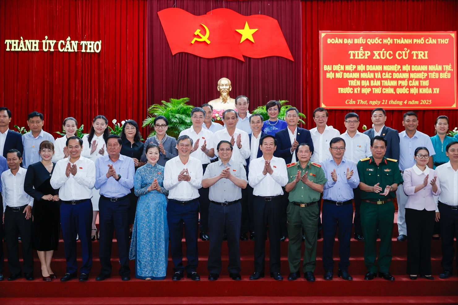 Thủ tướng v&agrave;&nbsp;Đo&agrave;n&nbsp;Đại biểu quốc hội Cần Thơ c&ugrave;ng c&aacute;c&nbsp;đại biểu tham dự hội nghị tiếp x&uacute;c cử tri.&nbsp;Ảnh: VGP