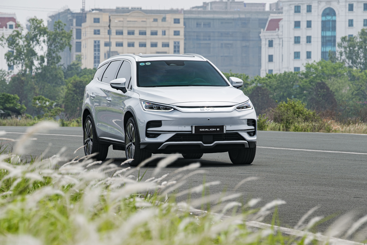 BYD Sealion 8 vẫn giữ thiết kế đặc trưng của thương hiệu Trung Quốc, nhưng theo đuổi phong cách sang trọng.