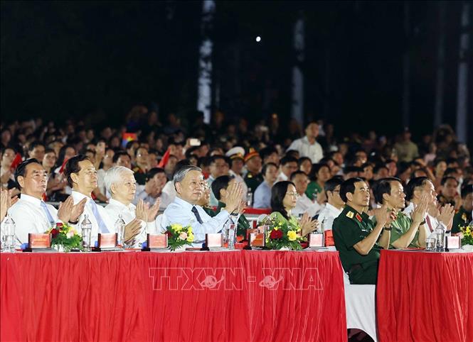 Tổng B&iacute; thư T&ocirc; L&acirc;m v&agrave; c&aacute;c đại biểu dự Chương tr&igrave;nh nghệ thuật &ldquo;Đất nước trọn niềm vui&rdquo;. Ảnh: TTXVN.
