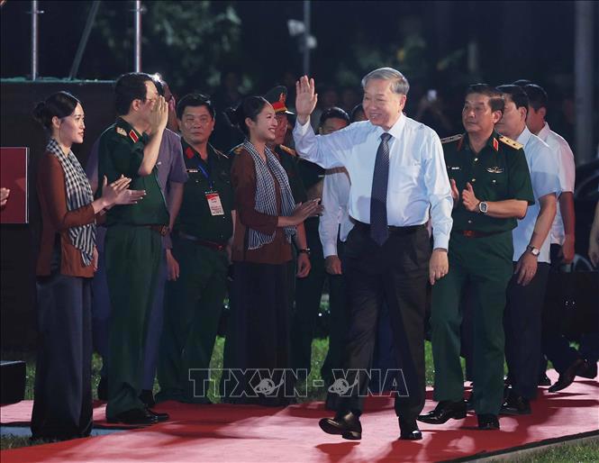 Tổng B&iacute; thư T&ocirc; L&acirc;m đến dự chương tr&igrave;nh nghệ thuật. Ảnh: TTXVN &nbsp;