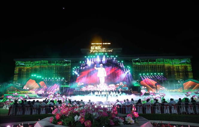 Chương tr&igrave;nh nghệ thuật: &ldquo;Đất nước trọn niềm vui&rdquo; c&oacute; quy m&ocirc; lớn, t&aacute;i hiện lại những giai đoạn lịch sử h&agrave;o h&ugrave;ng của d&acirc;n tộc ta. Ảnh: TTXVN.