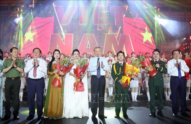 Tổng B&iacute; thư T&ocirc; L&acirc;m với c&aacute;c nghệ sĩ tham gia biểu diễn. Ảnh: TTXVN.