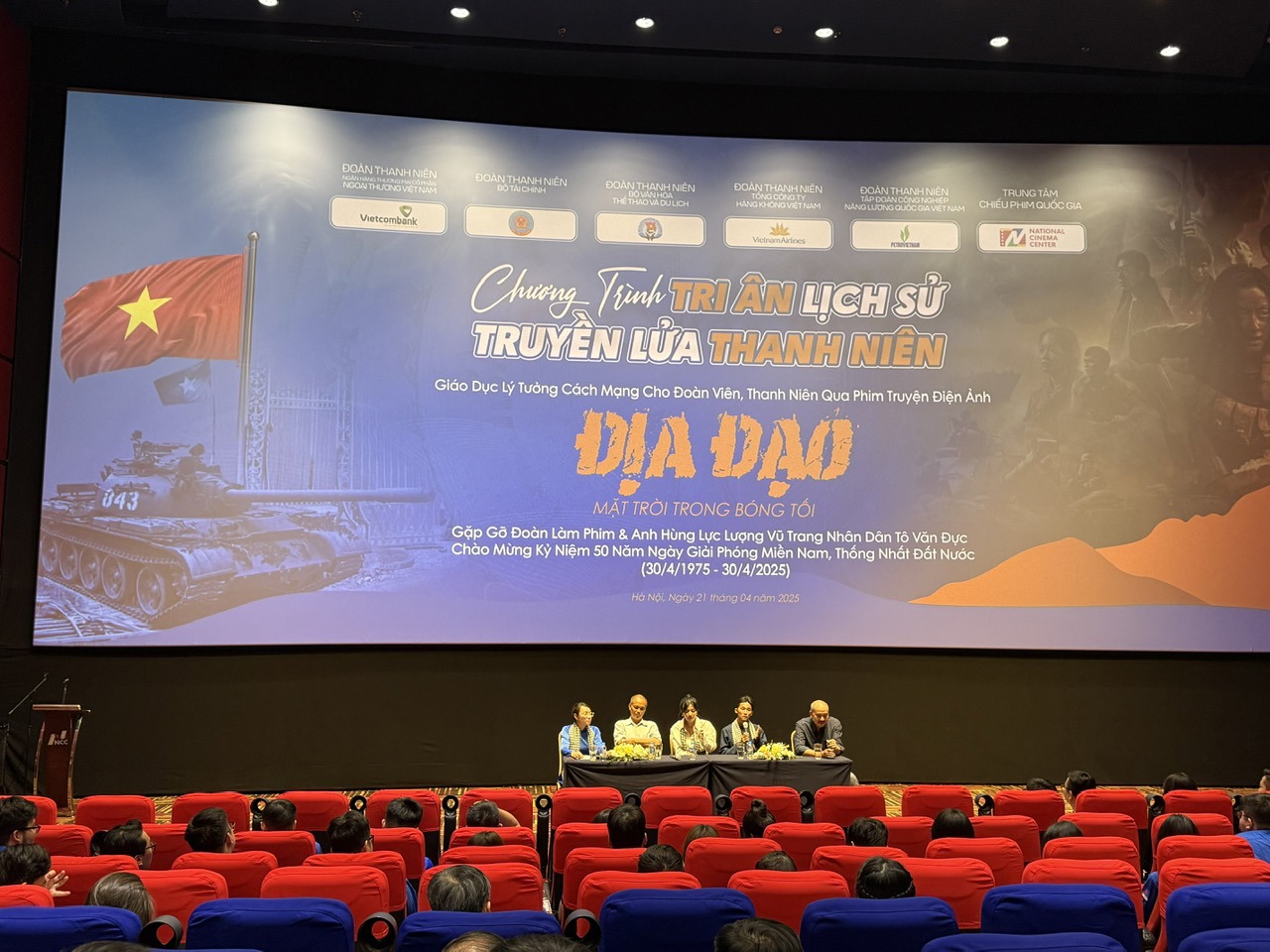 Đoàn làm phim giao lưu cùng các đoàn viên, thanh niên
