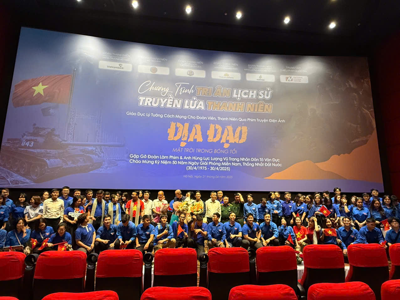 Các đoàn viên, thanh niên chụp ảnh lưu niệm cùng đoàn phim.