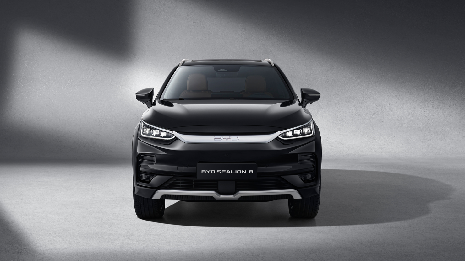 BYD Việt Nam đã chính thức giới thiệu mẫu SUV thuần điện cỡ lớn Sealion 8 ra thị trường Việt Nam.