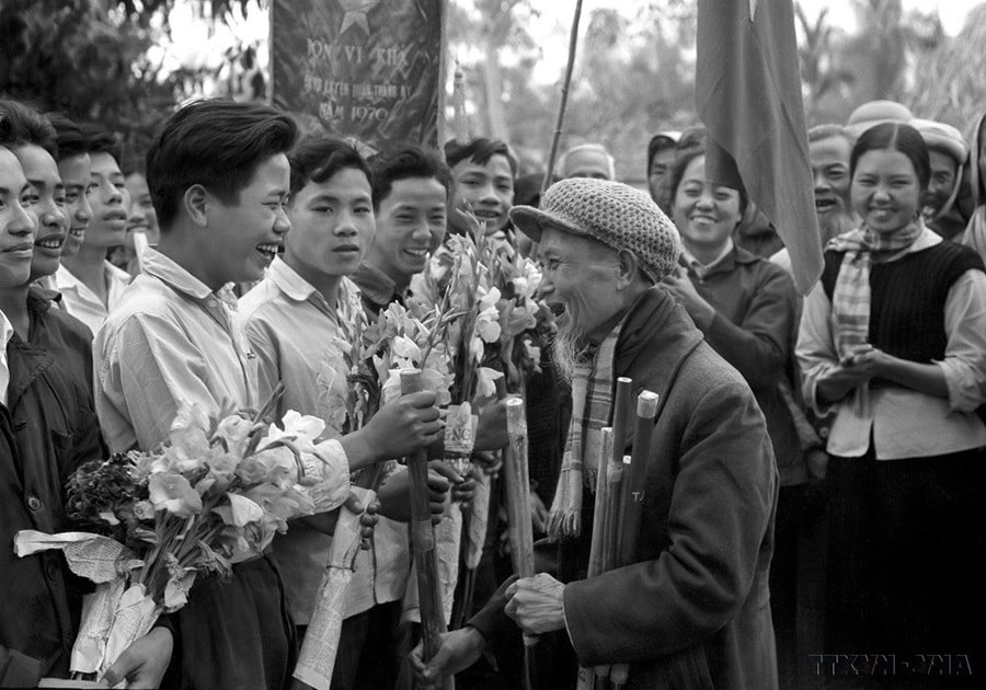 Phong trào “Chiếc gậy Trường Sơn” được phát động rộng khắp ở miền Bắc, góp phần động viên và tạo thêm sức mạnh cho lớp lớp thanh niên vượt Trường Sơn vào miền Nam đánh Mỹ. Ảnh: TTXVN. 