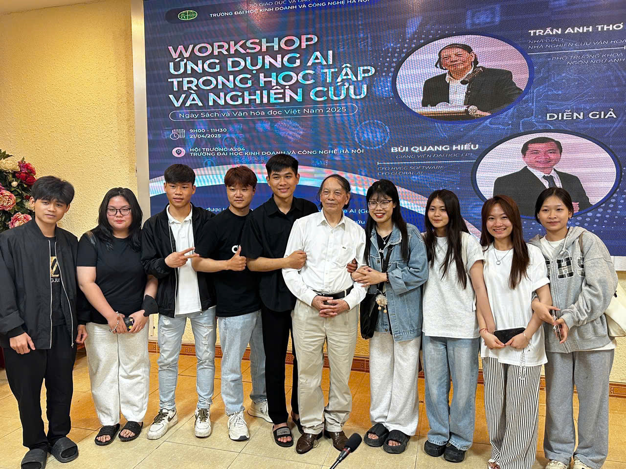 Sinh viên giao lưu với thầy Trần Anh Thơ