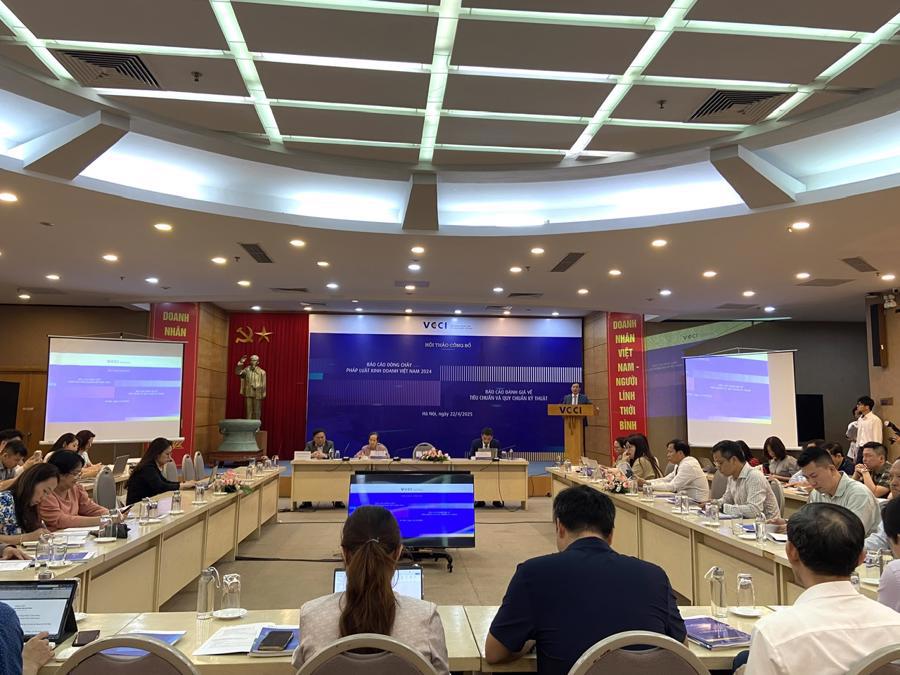 Toàn cảnh Hội thảo công bố “Báo cáo dòng chảy pháp luật kinh doanh Việt Nam 2024” do VCCI tổ chức.