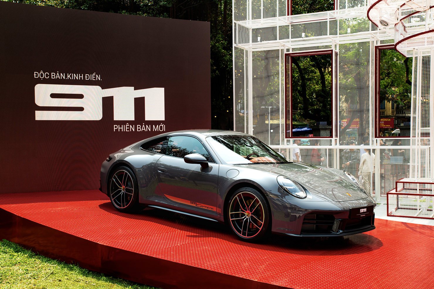 911 Carrera mới chính thức có mặt tại Việt Nam trong một triển lãm theo chủ đề 911 với tên gọi “Cuộc đối thoại giữa Di sản và Nghệ thuật"