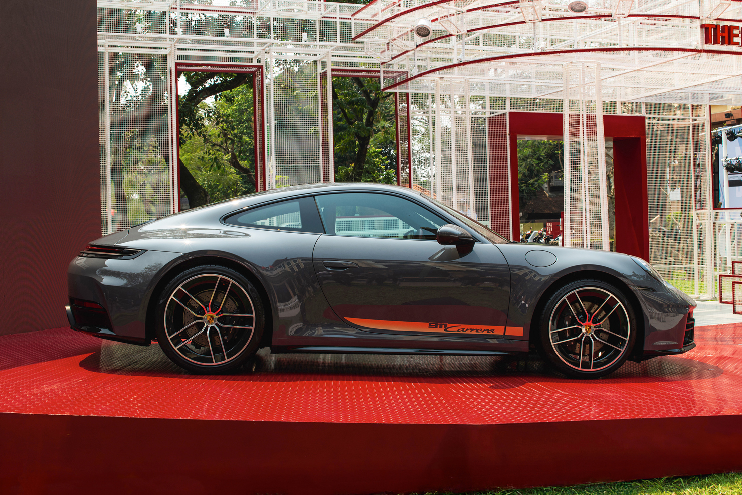 Porsche 911 mới hiện đã có sẵn để đặt hàng tại Porsche Việt Nam với giá bán lẻ tiêu chuẩn như sau: 911 Carrera: 8,870 tỷ đồng; 911 Carrera T: 9,770 tỷ đồng; 911 Carrera S: 10, 300 tỷ đồng; 911 Carrera GTS: 13,200 tỷ đồng; 911 Carrera 4 GTS: 13,590 tỷ đồng; 911 Targa 4 GTS: 13,590 tỷ đồng; 911 GT3: 16,860 tỷ đồng; 911 GT3 Touring: 16,860 tỷ đồng
Dòng xe mới được trưng bày trong một không gian nghệ thuật ấn tượng, đối diện với mặt tiền chính của Bảo tàng.