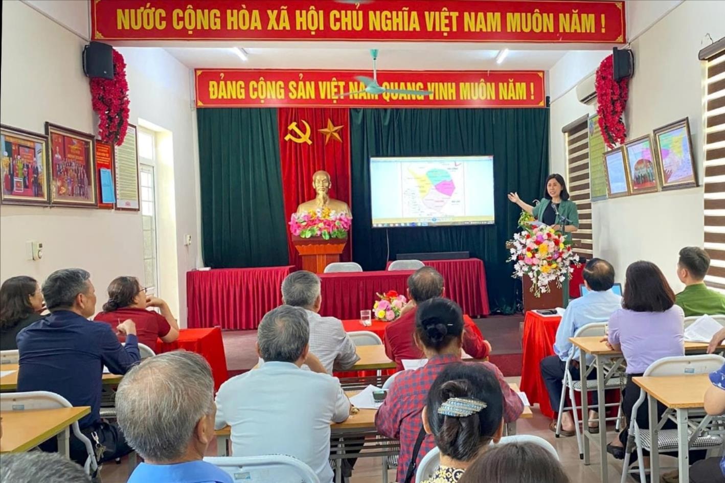 Cán bộ và người dân phường Việt Hưng, quận Long Biên nghe thông tin về phương án sắp xếp các phường trên địa bàn. Ảnh: Hiền Lương. 