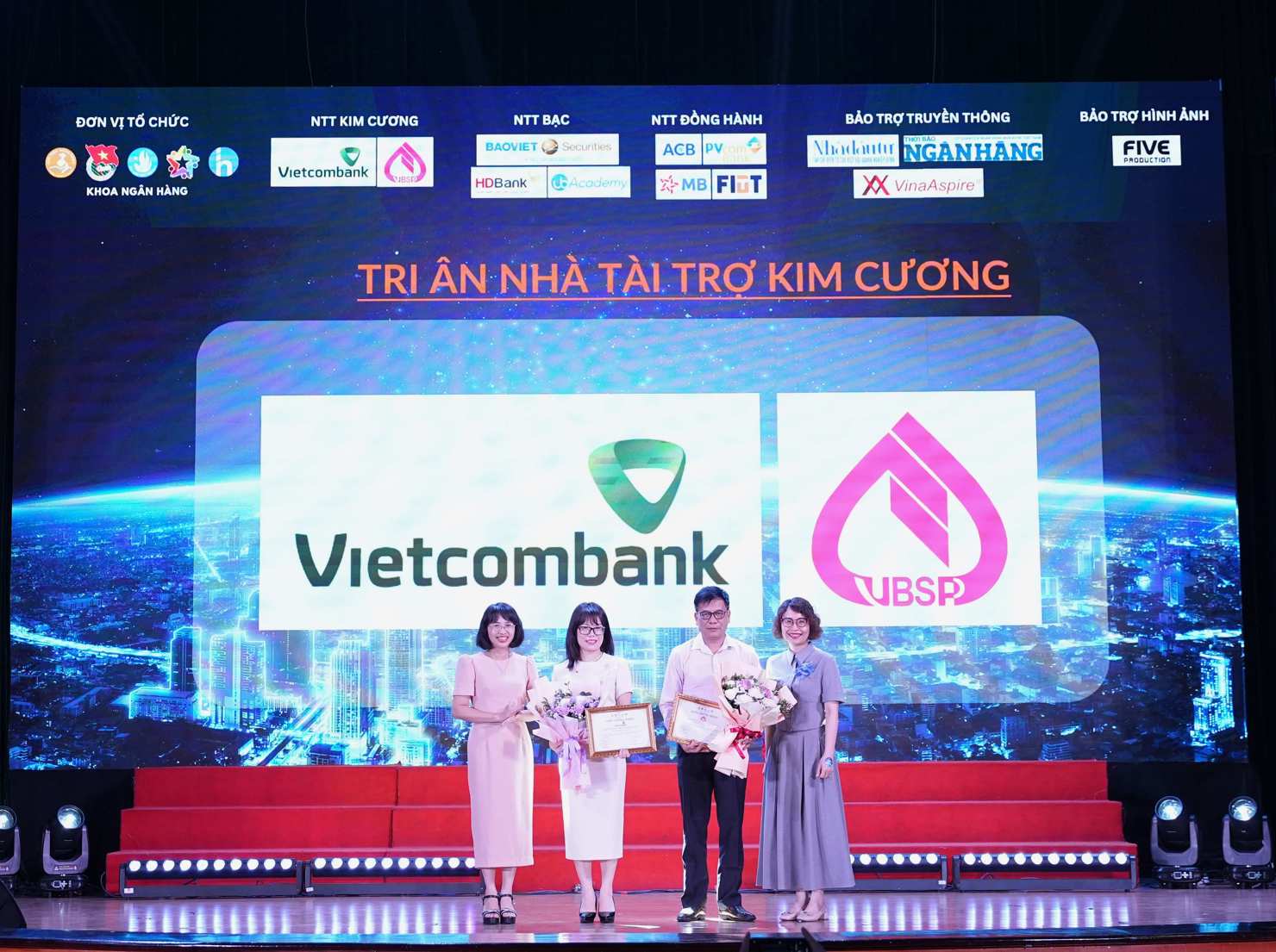 Ban Tổ chức trao tặng Kỷ niệm chương v&agrave; tặng hoa tri &acirc;n c&aacute;c Nh&agrave; t&agrave;i trợ Kim cương của Chương tr&igrave;nh. Đại diện Vietcombank, b&agrave; Đo&agrave;n Hồng Nhung - Gi&aacute;m đốc Khối B&aacute;n lẻ (thứ 2 từ tr&aacute;i sang) nhận tri &acirc;n từ Ban Tổ chức.