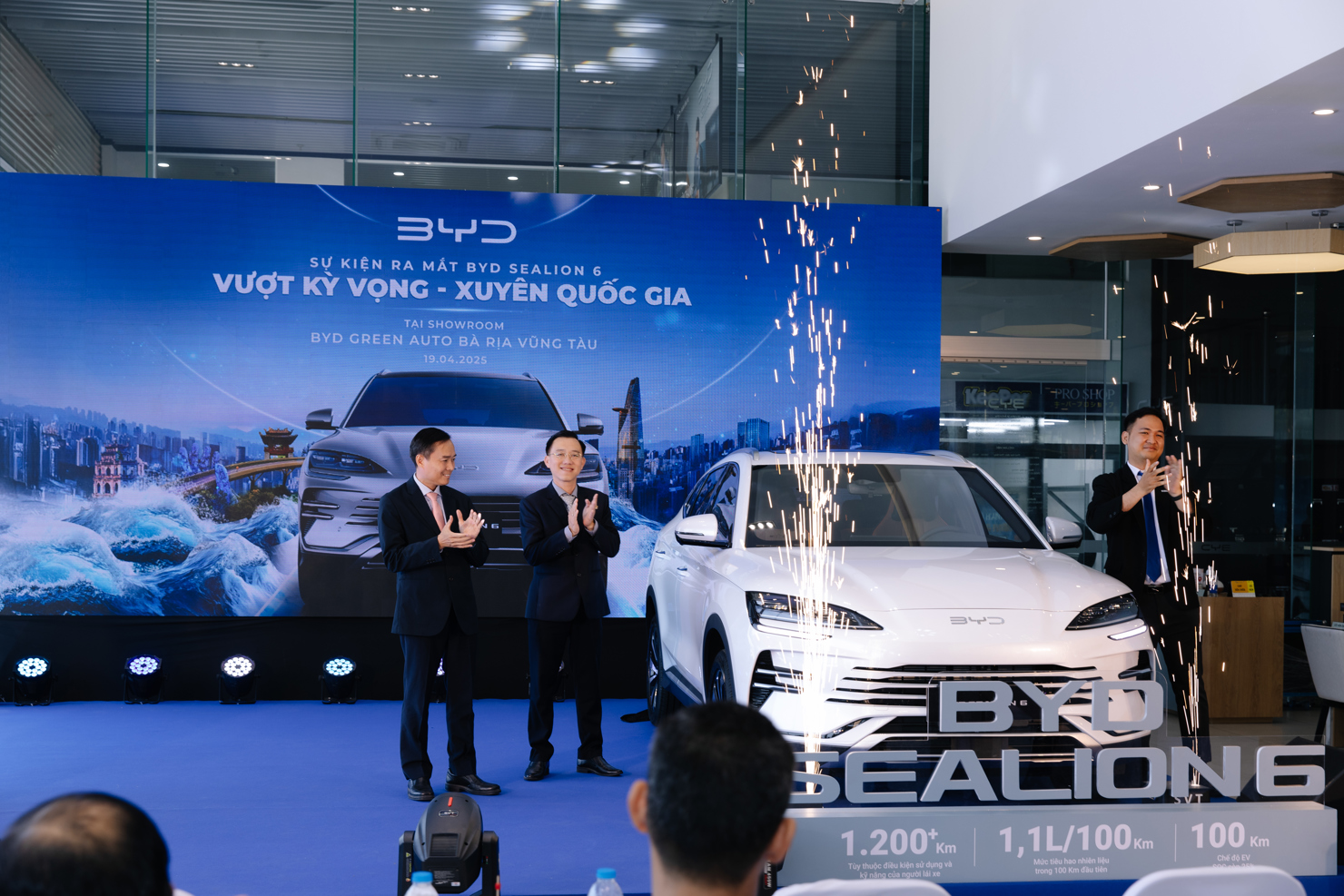 Song song với chuỗi sự kiện được diễn ra tại Hà Nội, bộ đôi Sealion 6 và Sealion 8 cũng đã đồng loạt được trưng bày và ra mắt tại hàng loạt đại lý chính thức của BYD Việt Nam trên toàn quốc còn giúp khách hàng ở nhiều khu vực tiếp cận sớm với mẫu xe mới nhất của gia đình BYD.