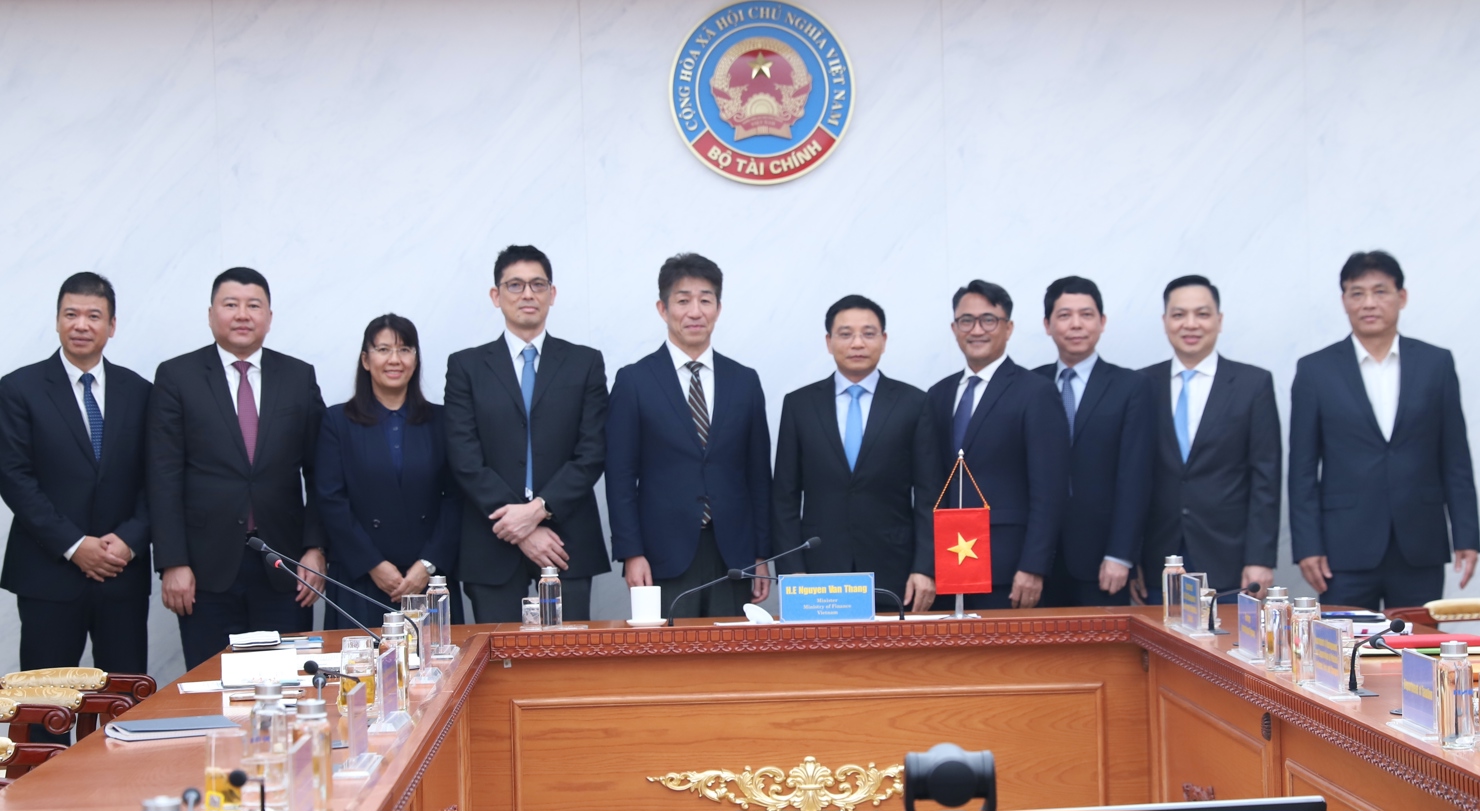 Bộ trưởng Nguyễn Văn Thắng v&agrave; đại diện l&atilde;nh đạo c&aacute;c đơn vị thuộc Bộ T&agrave;i ch&iacute;nh chụp ảnh lưu niệm c&ugrave;ng Đo&agrave;n c&ocirc;ng t&aacute;c của Aeon Mall Việt Nam.